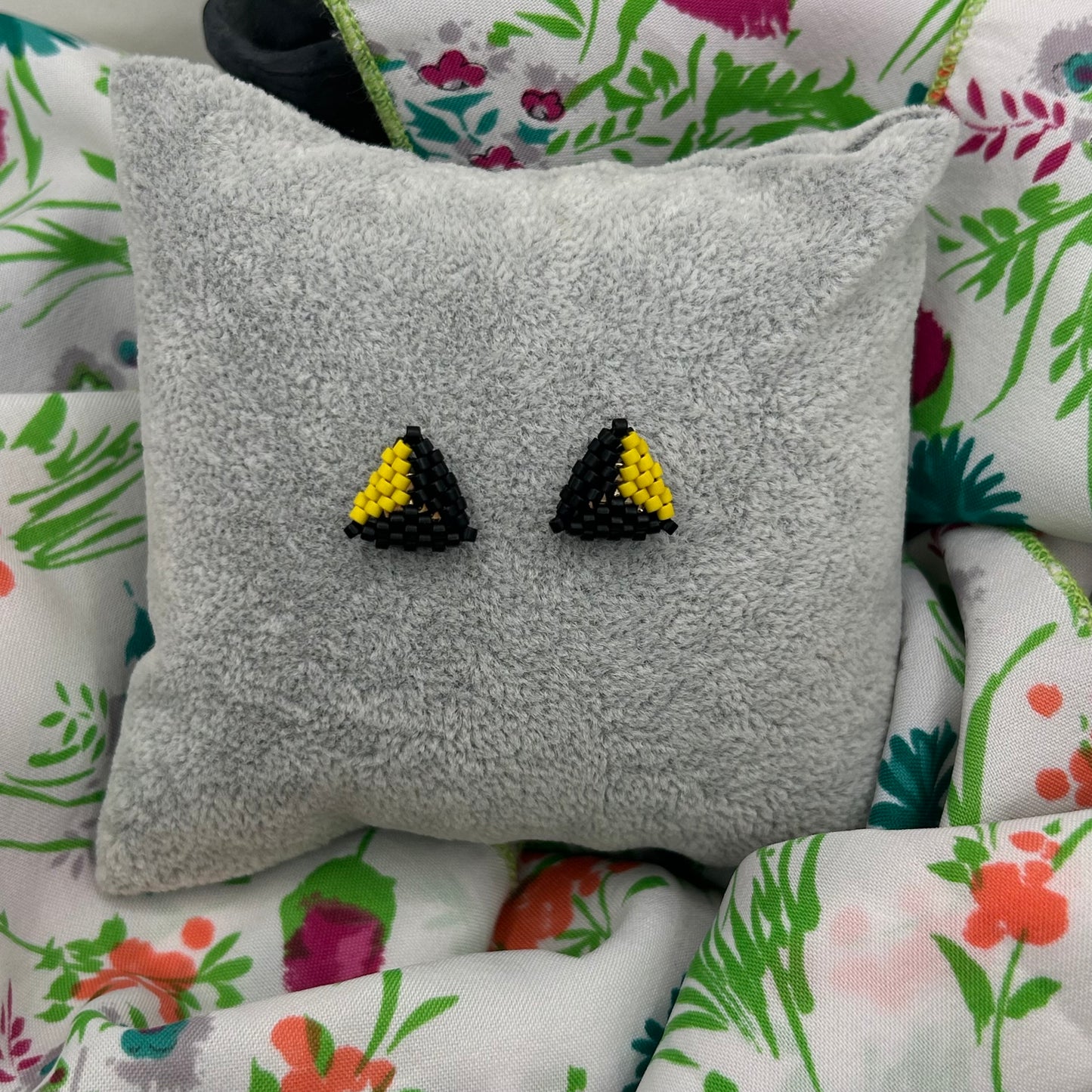 TRIANGULITOS STUD EARRINGS (medium)