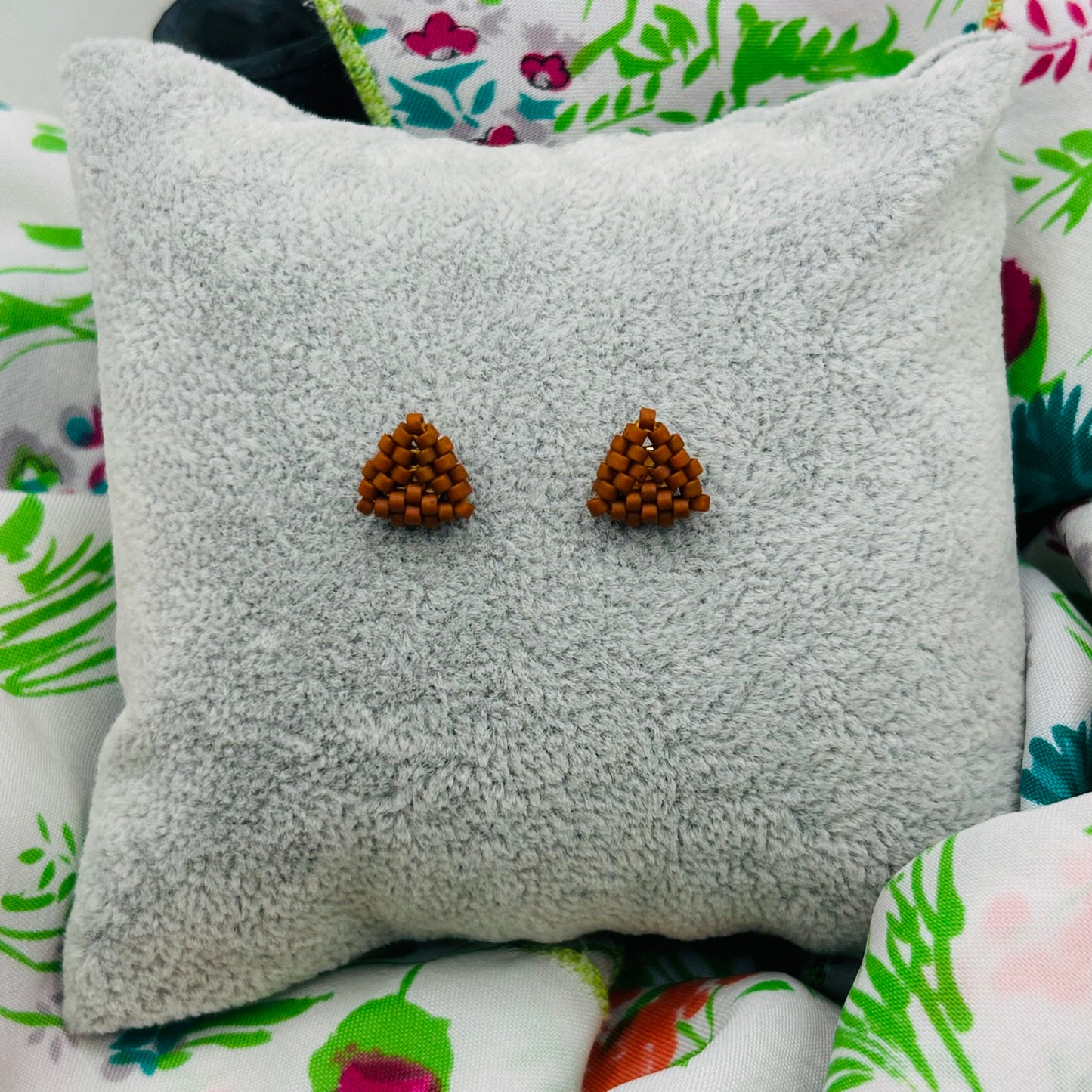 TRIANGULITOS STUD EARRINGS (small)