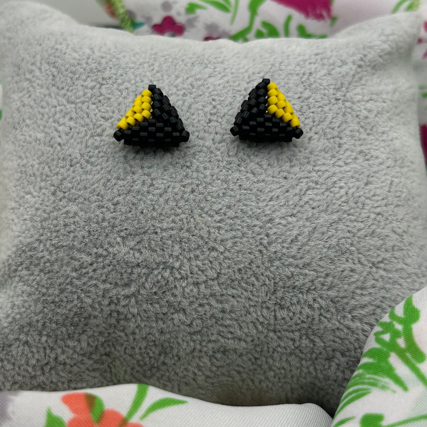 TRIANGULITOS STUD EARRINGS (medium)